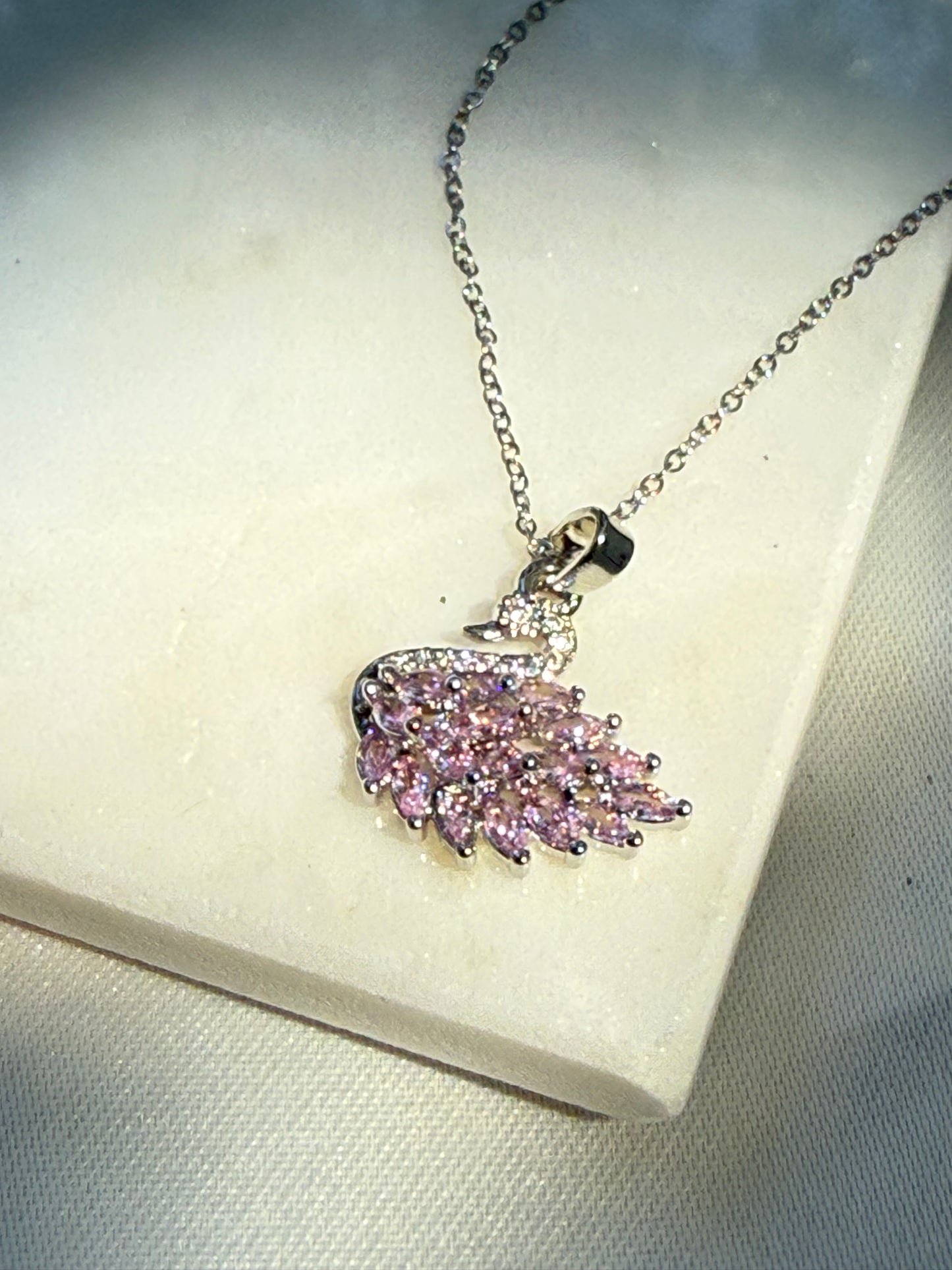 Pembe Kristal Kuğu Kolye