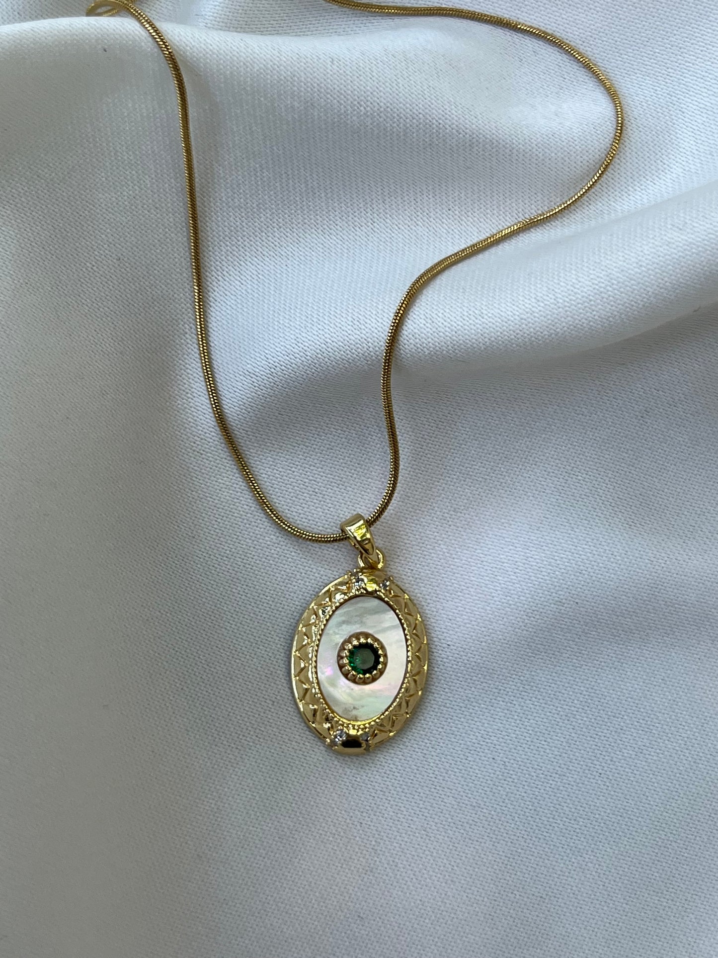 Yeşil Taşlı Oval Sedef Kolye
