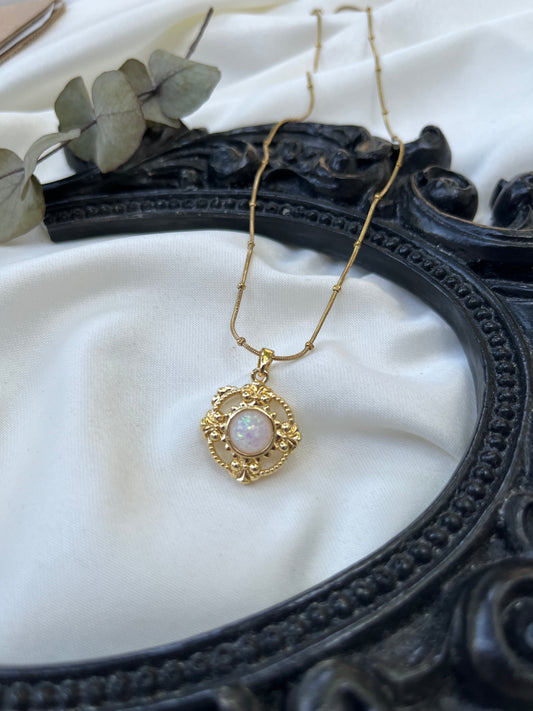 Antik Detaylı Opal Taş Kolye