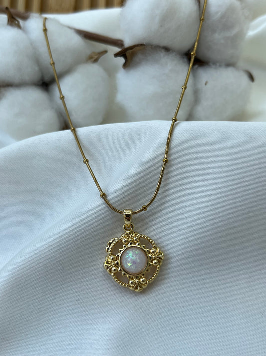 Antik Detaylı Opal Taş Kolye