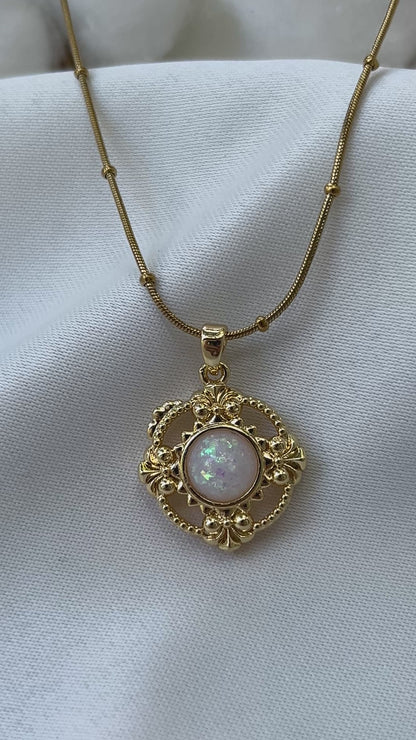 Antik Detaylı Opal Taş Kolye